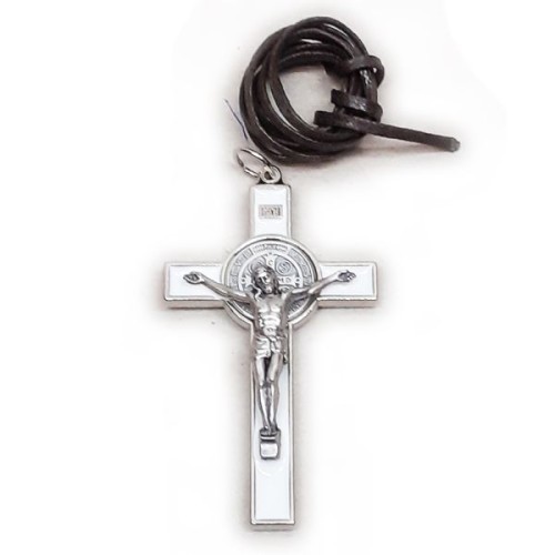 Krzyż wiszący metalowy św.Benedykta + rzemyk BIAŁY w pudełku h7cm różne - 02026
