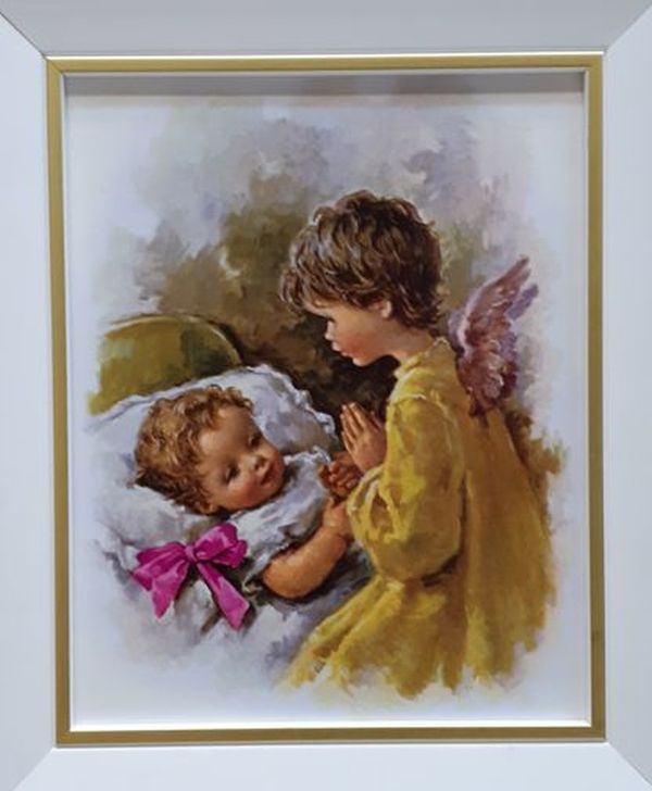 Obraz 24,5x29,5cm Anioł Stróż nad dzieckiem (różowa kokarda) rama biała ze wstawką (złotą) - 59686